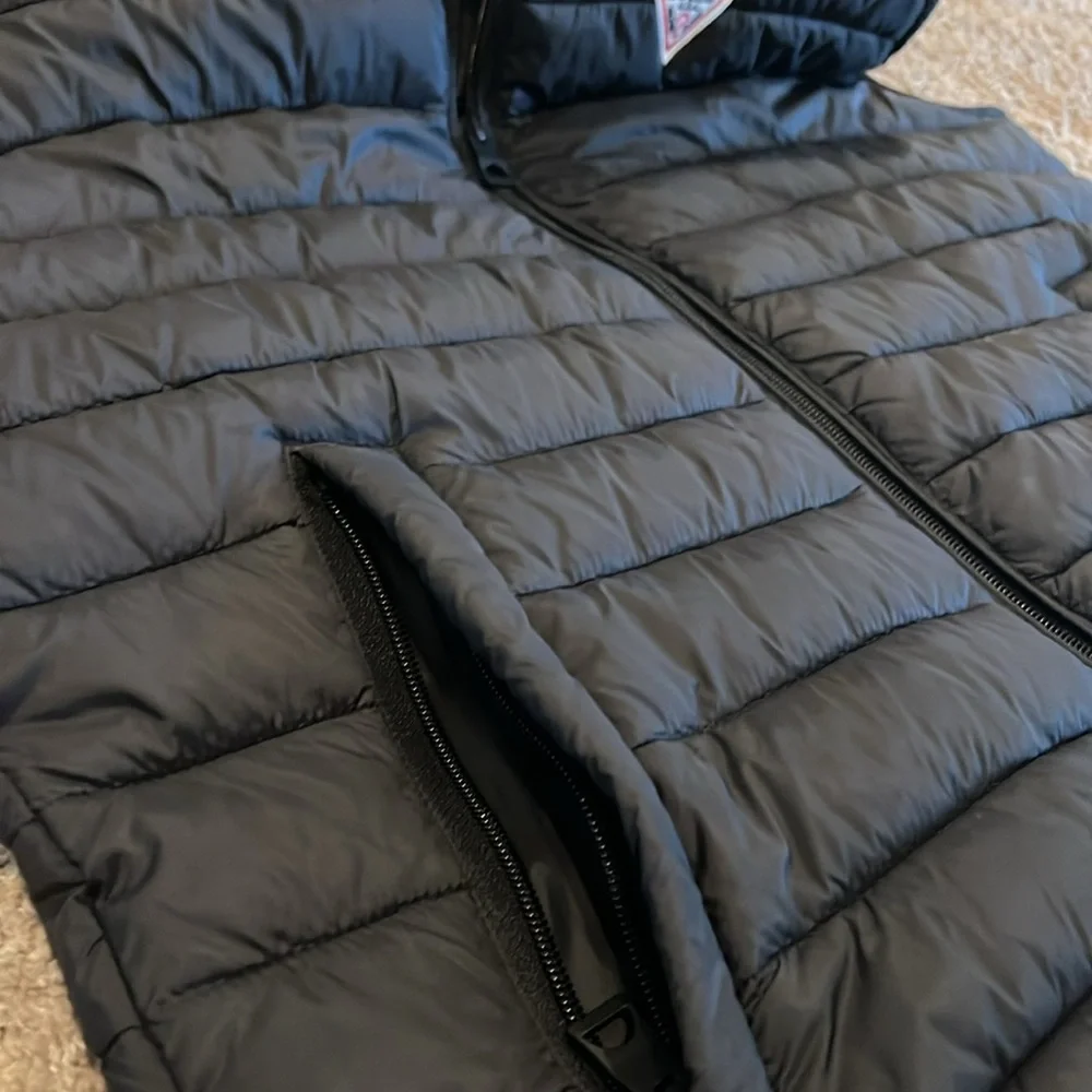 Guess Puffer Hooded Vest - Picture 5 of 5